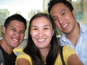 Bloggers Kitaan sa Singapore Leonard, Aileen, at Alex